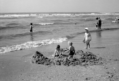 841900 Afbeelding van enkele kinderen, spelend op het strand bij Zandvoort aan Zee.